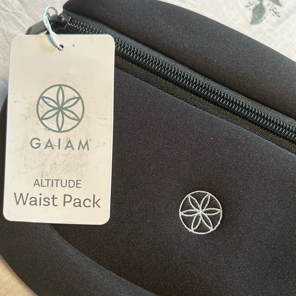 GAIAM neoprene-like belt bag/fanny pack - NEW! - Picture 2 of 7